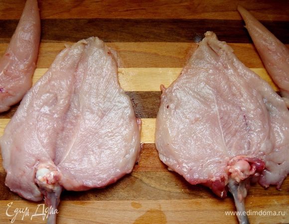 Подрежьте филе вдоль, но не до конца. «Раскройте» филе.