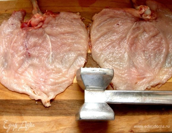 Отбейте филе плоской частью молоточка или ручкой ножа до толщины 2–3 мм. Можно предварительно накрыть филе пленкой. Отбивайте аккуратно, чтобы не разорвать филе. Если все-таки мясо повредилось, то можно закрыть образовавшиеся отверстия отбитым малым филе.