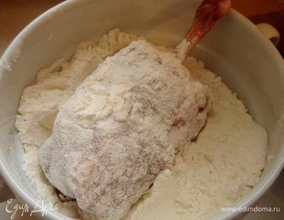 Обваляйте котлету в муке.