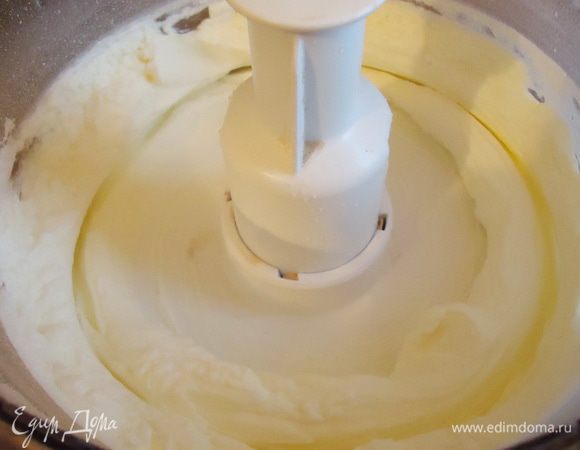 Вернемся к ореховому крему, взбиваем сливки с закрепителем.