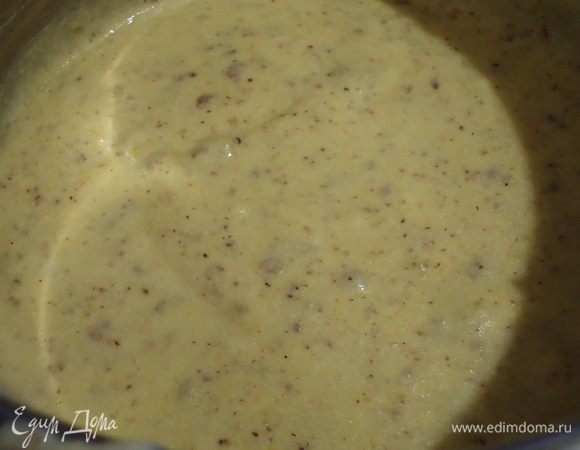 Ореховую массу взбиваем с заварным кремом, вводим сливки, ставим в холодильник на полчаса.