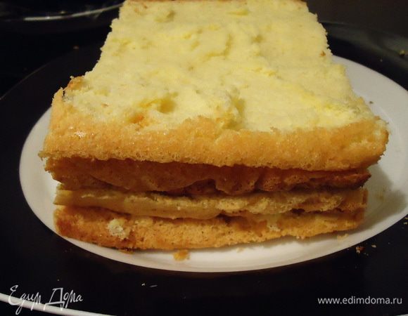 Остывший корж разрезаем пополам, а потом каждую часть еще вдоль. Получается 4 коржа.