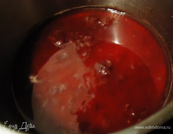 Делаем пропитку. Подогреваем воду, растворяем в ней джем, добавляем ваниль. Даем покипеть 5 минут, остужаем.