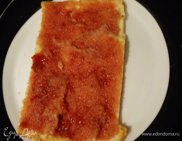 Собираем тортик. Смазываем корж клубничным сиропом.