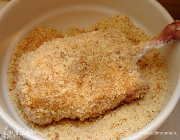 И наконец — в сухарях. Повторите процедуру с яйцом и сухарями еще раз. Положить котлеты на морозоустойчивую доску и уберите в морозильник на 10–15 минут.