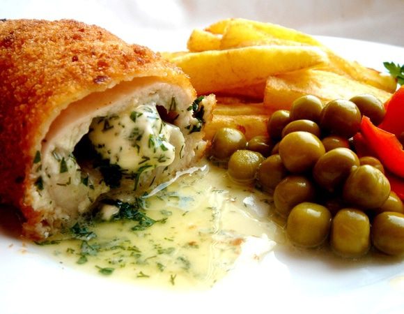 Подавайте котлеты горячими с обжаренным картофелем и зеленым горошком. Косточку в котлете можно прикрыть бумажной папильоткой. Приятного аппетита!