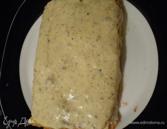 Кладем сверху второй корж, пропитываем, смазываем ореховым кремом.