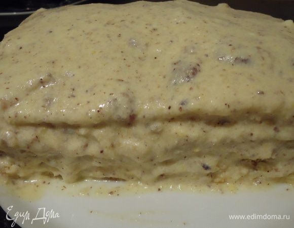 Затем то же самое еще с двумя коржами. Бока обмазываем ореховым кремом, ставим в холодильник на 1 час.
