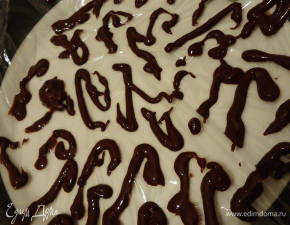 Делаем украшение-фейерверк. На водяной бане топим шоколад. На ровной поверхности, застеленной пленочкой рисуем длинные закорючечки. Они должны быть довольно толстыми. Ставим в холодильник на 1 час застывать.