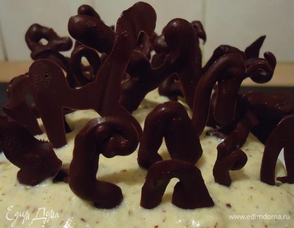 Достаем тортик из холодильника, подравниваем края. Украшения отделяем от пленки и тыкаем в тортик, чтобы они проткнули верхний корж и лучше держались. Ставим еще на часик в холодильник...