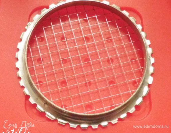 Картофель и морковь почистить, вымыть. Положить овощи в кастрюльку, посолить, налить воды и поставить вариться. Затем воду слить, овощи переложить на плоскую тарелку и поставить остужаться. Мелко порезать картофель и морковь на кубики (я делаю вот таким приспособлением для резки яиц и варёных овощей).