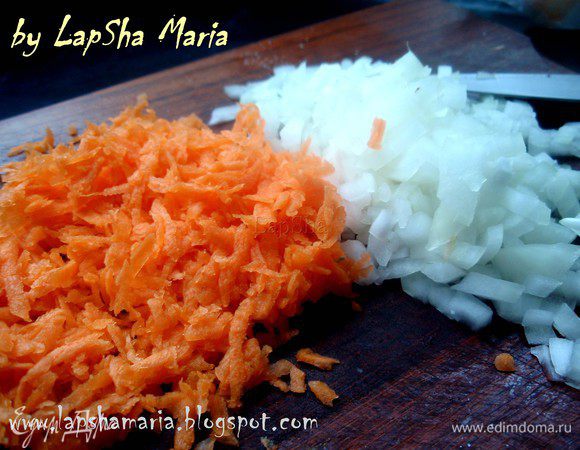 Лук для супа мелко нарежьте, морковь натрите на терке или нарежьте брусочками (как больше нравится).