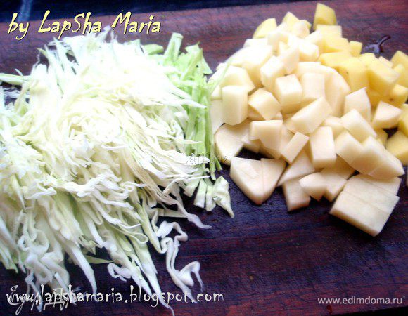 Капусту нашинкуйте, посолите и помните руками, чтобы она размякла и начала давать сок. Картофель нарежьте на небольшие кубики (или большие, все на ваш вкус).
