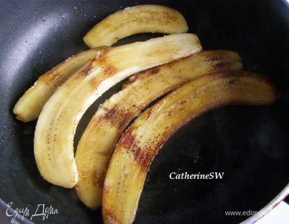 Бананы разрезать вдоль пополам, обжарить на половине масла с двух сторон, выложить на тарелку