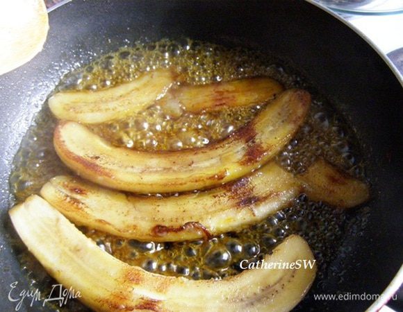 Выложить в эту смесь бананы, дать пропитаться соком с двух сторон.