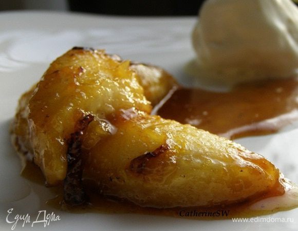 Вылить на бананы бренди и ликер, поджечь, убрать с огня. Тут же подавать.