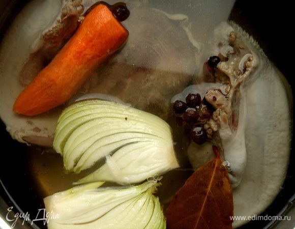 Язык залейте водой и поставьте на плиту на сильный огонь. Доведите до кипения и варите 5–7 минут. Слейте воду и быстро промойте язык под проточной водой. В кастрюлю выложите язык, залейте его чистой горячей водой. Дополнительно в кастрюлю добавьте лавровый лист, несколько зерен душистого горошка, небольшую очищенные морковь и луковицу, ножки от петрушки и укропа. Посолите. Прикройте, но не закрывайте, кастрюлю крышкой и варите язык на медленном огне до готовности. Отваренный язык остудите и очистите от шкурки.