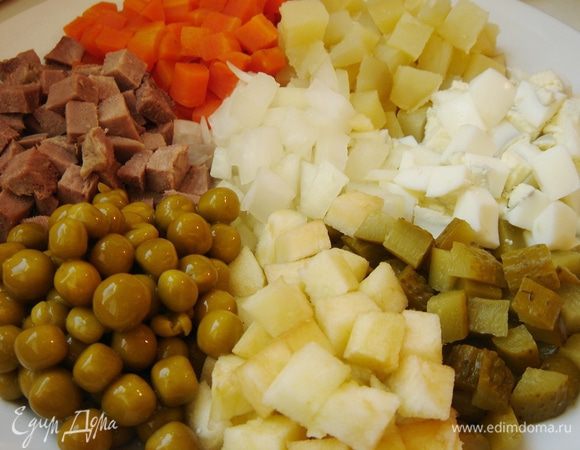 Все ингредиенты салата нарежьте на одинаковые кубики. Лук ошпарьте (по желанию).