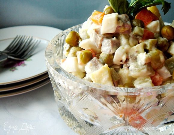 Заправьте салат майонезом и переложите в красивый салатник. Украсьте салат зеленью.