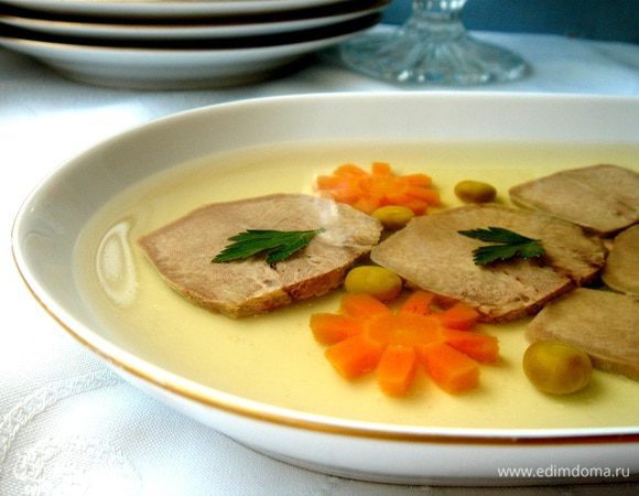 Из оставшегося языка можно сделать заливное. Научиться готовить правильное заливное можно тут: http://www.edimdoma.ru/retsepty/48491-zalivnoe-bez-problem.<br />
В горячий бульон влейте белки и размешайте. Дайте отстояться бульону минут 5–10. Процедите бульон через плотное льняное или 2–3 бумажных полотенца. Замочите в 100 мл бульона желатин (на 0,5 л бульона — 10 г желатина). Прогрейте бульон с желатином до растворения и смешайте с оставшимся бульоном. Язык нарежьте. В блюдо (можно воспользоваться селедочницей) вылейте немного бульона. Выложите в блюдо кусочки языка и украсьте заливное горошком, зеленью и фигурками из вареной моркови. Поставьте блюдо в холодильник на 10–15 минут (или до застывания). На застывшее желе влейте вторую часть бульона и опять поставьте в холодильник. Приятного аппетита!