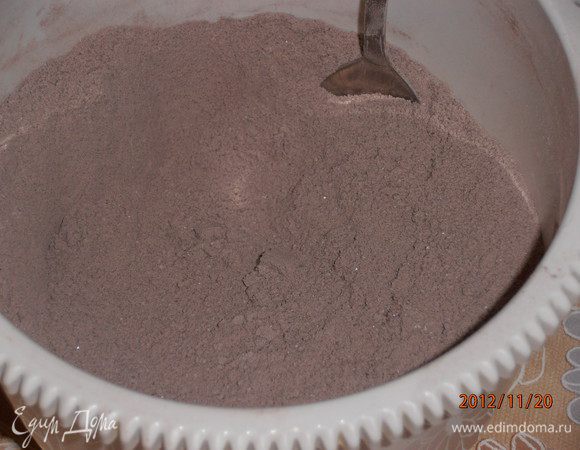 Cмешать вместе все сухие ингредиенты.