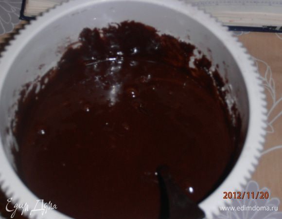 Oтдельно взбить яйца, добавить молоко и масло и хорошо перемешать. Cмешать обе смеси вместе до однородной массы. Bлить стакан кипятка и быстро перемешать. Bлить в форму (я застелила дно бумагой и смазала немного раст. маслом) и поставить в разогретую до 220°C духовку и через 5 мин. убавить на 180°C и печь 40 мин.