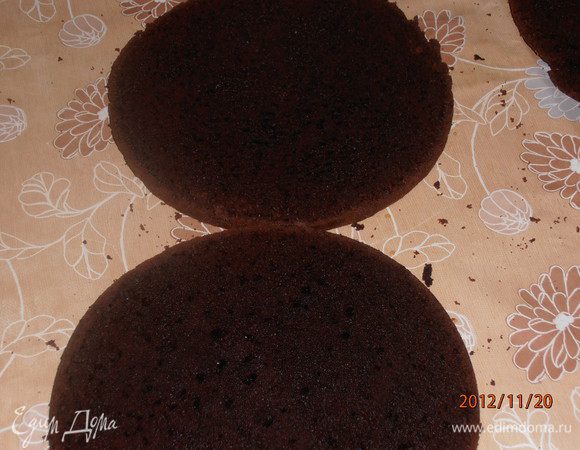 Готовый корж перевернуть, остудить на полотенце (у меня при выпечке очень поднялся верх, и чтоб как-то сравнять, я его перевернула). Разрезать на 3 коржа (я пропитала немного кофейным ликером с водой).