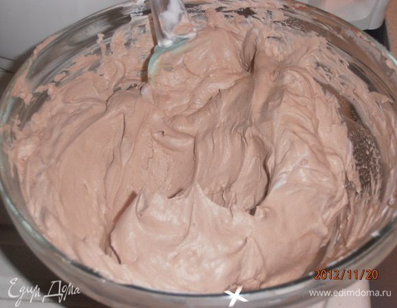 Cливки взбить, добавить сметану, маскарпоне, растопленный шоколад и еще раз все взбить.