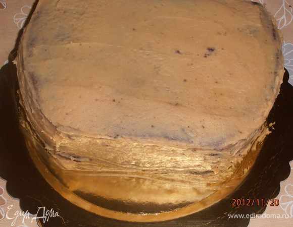 Затем придать нужную форму и обмазать сл. маслом, взбитым с вареной сгущенкой, поставить на ночь в холодильник.