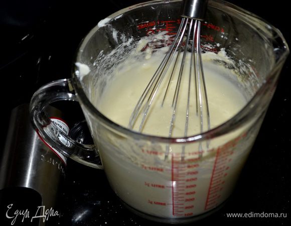 В небольшой чаше взбить слив. сыр и сахар 1/4 стак. до мягкого гладкого состояния и добавить 1 яйцо, перемешать хорошо. Отставить в сторону.