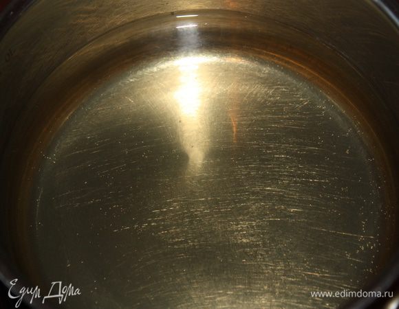 Используем либо свежесваренный горячий бульон, либо разогреваем ранее сваренный. В общем, бульон должен быть очень горячий.