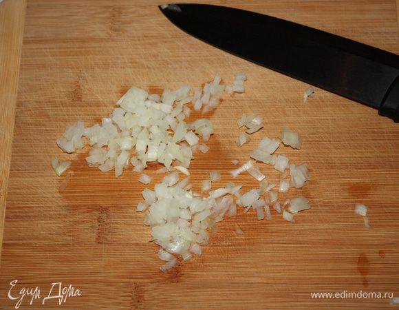 Лук мелко-мелко нарезать и пассеровать вместе с оливкоым маслом до прозрачности.