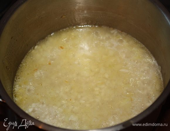 Влить бульон,чтобы он покрывал рис (точнее уровень воды должен быть на 1 см выше,чем уровень риса). Если воды будет меньше,то это будет каша, а не ризотто.