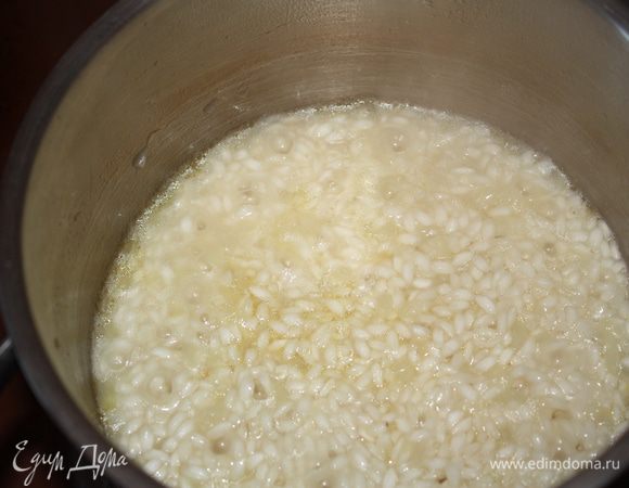 Постоянно помешиваем и как только вода начинает выкипать добавляем еще половник бульона и снова помешиваем. И так 20 минут. А точнее 18-19 минут (все таки рекомендуется ризотто снимать с плиты "аль денте" и оно должно быть влажным)