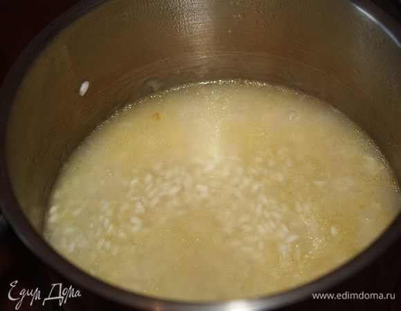 Добавляем только по половнику бульона,не больше. Он не должен выкипать.