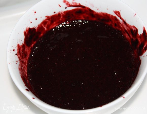 Чернику взбить блендером в пюре.