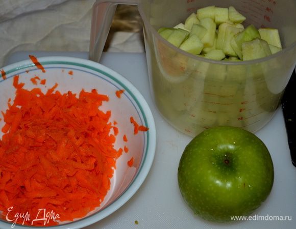 Порезать, почистить яблоки и натереть на терке морковь.