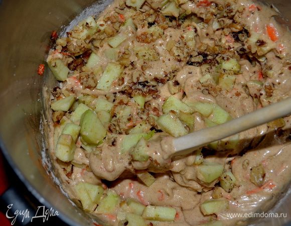 В миксере смешать раст. масло, сахар, яйца.
Отдельно смешать муку, разрыхлитель, корицу, соль, пищев. соду. Добавить в раст. масло с яйцами, сахаром и перемешать. Добавить яблоки, морковь и орехи. Хорошо перемешать.