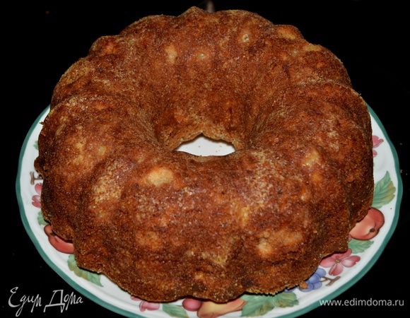 Достать из духовки дать остыть примерно 10-15 мин. в форме. Затем опрокинуть на тарелку и дать остыть полностью.