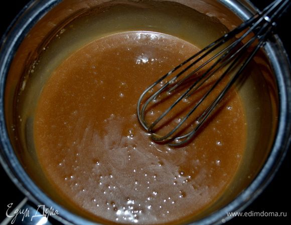 Приготовим глазурь пралине.
В кастрюле с толстым дном корич. сахар и слив. масло дадим разойтись, затем молоко и готовим 1 мин. до кипячения, снимем с огня как закипело. Добавим сахарную пудру, ванилин и перемешаем хорошо.