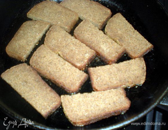 Хлеб режем на половинки. Выкладываем на разогретую с маслом сковороду.