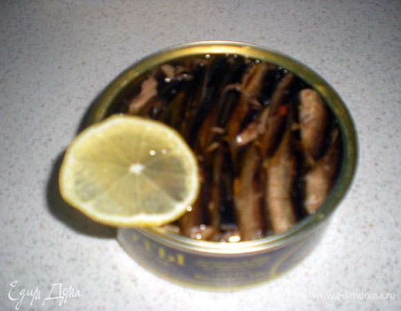 Открываем шпроты и поливаем их лимонным соком. Шпроты у меня попались точно как в СССР - мелкие какие-то))