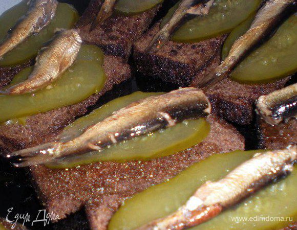 На каждую дольку кладем ломтик огурца и сверху шпротинку. Несём гостям, возвращаемся на кухню и готовим вторую порцию, первой точно не хватит!!=))