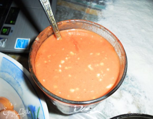 Соус для пиццы я делала так: 2 столовые ложки томатной пасты разбавила со 100 мл теплой воды, выдавила 2 зубчика чеснока и добавила 1 ст.л. майонеза. Все перемешала и дала немного настояться.