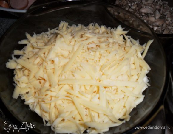 Твердый сыр натереть на терке, грибы мелко покрошить, сосиски порезать тоненькими колечками, фету нарезать кубиками, лук порезать полукольцами, петрушку измельчить.