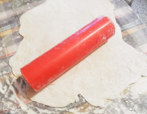 Тесто тонко-тонко раскатать. Лично у меня не получается это сделать сразу равномерно, приходится обрезать лишние вытянутые куски. Кому не жалко - поделитесь опытом - как раскатать тесто равномерно?