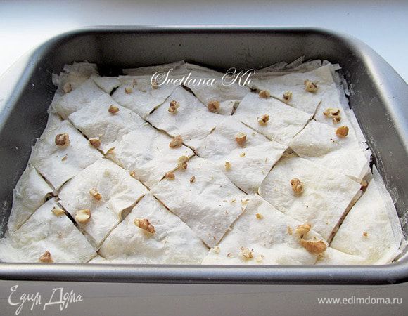 Верх пахлавы надрезать не прорезая до дна, так же смазать маслом, посыпать орехами. Выпекать в духовке  до румяности. Через 15 минут вытащить и опять смазать маслом, не сильно усердствуя.