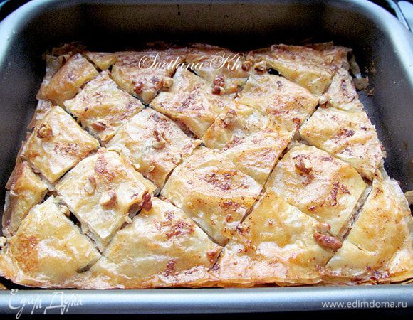 Готовую пахлаву разрезать до  дна, полить медом. Обалденно вкусно!!!