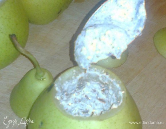Получившейся массой начинить груши и накрыть крышечками.