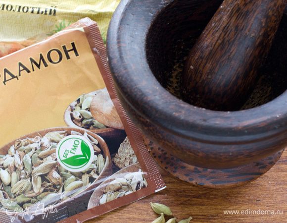 Итак, идем в ближайший супермаркет и покупаем специи - гвоздику (лучше молотую), сухой имбирь в порошке, кардамон и корицу. Возможно, кто-то не знает, как выглядит кардамон, я его специально сфотографировала. Посмотрите, вот такие семенные коробочки. Их нужно раскрыть и вытащить семена. Семена кардамона и другие неизмельченные специи (это могут быть гвоздика и корица) измельчаем в ступке или кофемолке.